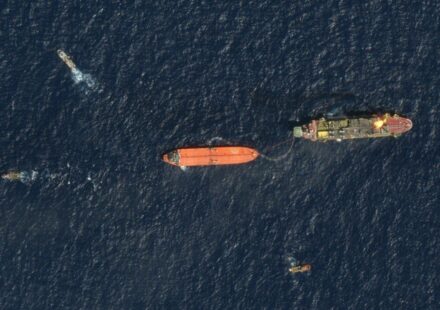 Tankers Emerge from Dark Mode amid Tentative Hormuz Reopening