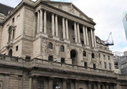 Bank of England Official Says Oil Crisis Clouds Rate Outlook