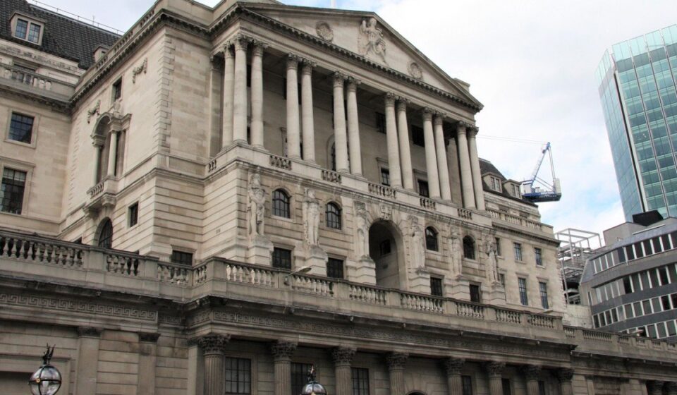Bank of England Official Says Oil Crisis Clouds Rate Outlook