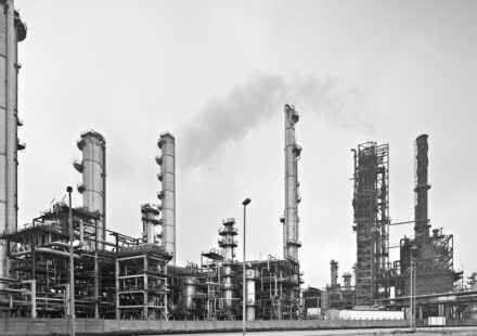 Rosneft Proposes Oil Firms to Refine 30% of Crude in Russia to Ease Fuel Crunch