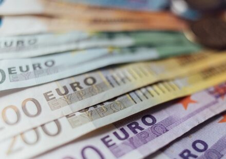 Euro Sinks To One-Year Low As Oil Price Drop Fuels ECB Rate Cut Bets