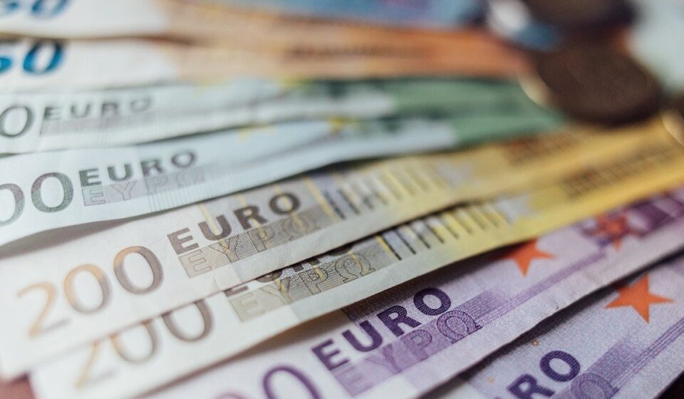 Euro Sinks To One-Year Low As Oil Price Drop Fuels ECB Rate Cut Bets