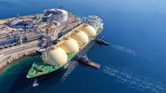 Qatar Asks Vessels at Key LNG Port To Go Dark for Safety