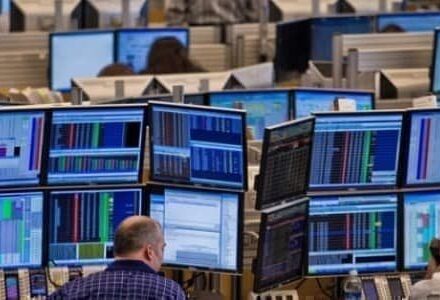 Traders Ramp Up Bearish Oil Bets To Nearly $1 Billion