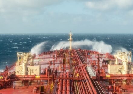Moscow Reroutes Oil to China on Largest Vessels After India Slowdown