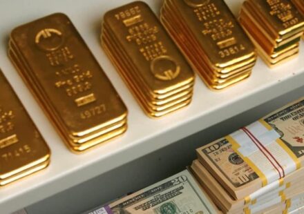 Gold Briefly Jumps Toward $5,600 as Iran Tensions Flare