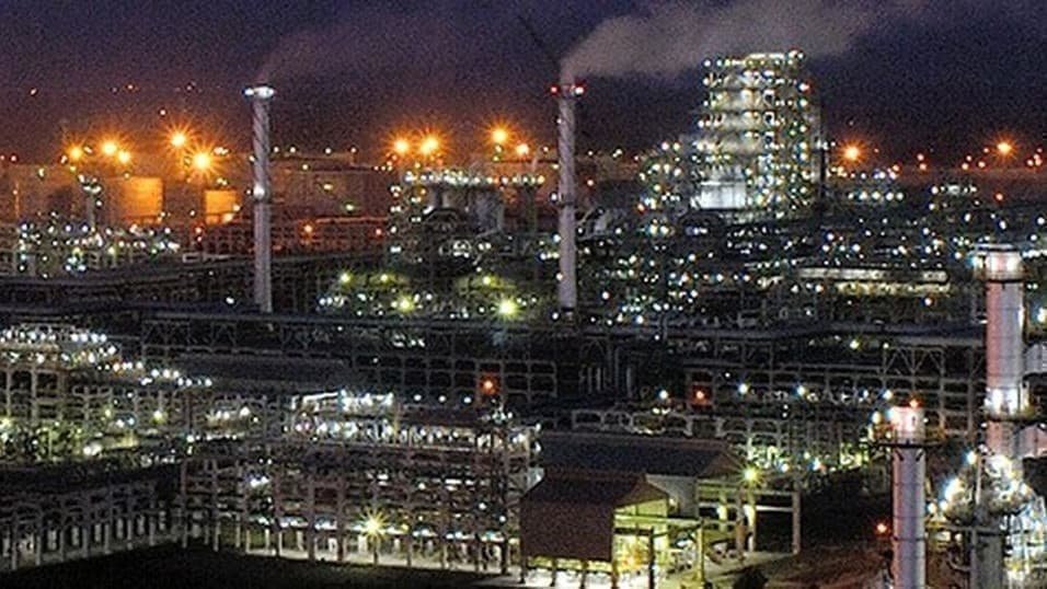 Russian Crude Piles Up at Sea as India Steps Back