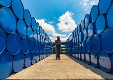 Oil Prices Drop 2% Despite Wave of Bullish News