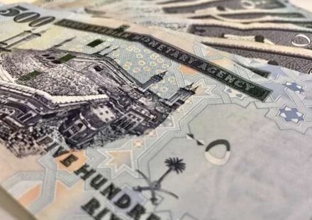 Saudi Budget Defies Oil Slump With More Spending and More Debt