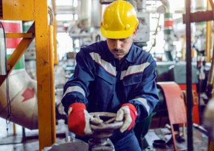 Oil and Gas Industry Layoffs Accelerate with Lower Prices