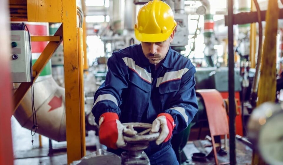 Oil and Gas Industry Layoffs Accelerate with Lower Prices