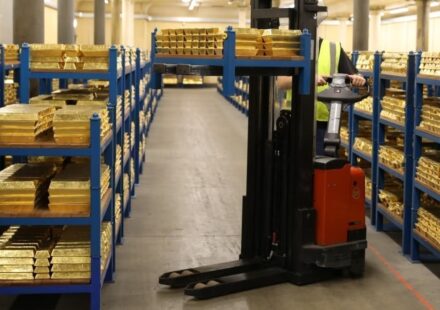 Gold Blasts Past $4,000 as Investors Flee to Safety Amid U.S. Political Turmoil