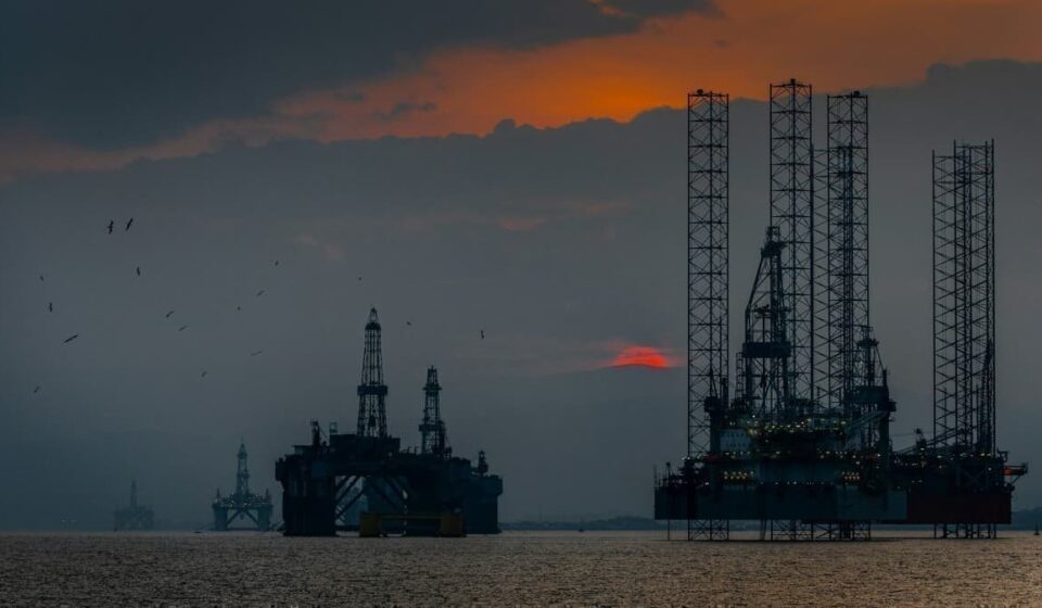 Lloyd’s Reverses Stance on Fossil Fuel Insurance