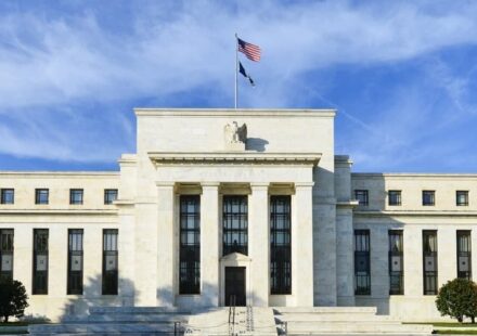 Dollar Weakness Lingers as Markets Bet on September Rate Cut