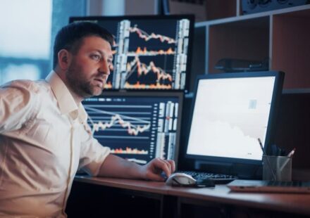 Oil Price Swings Challenge Big Oil Trading Profits