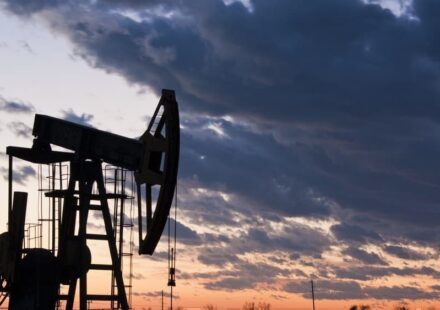 Oil Prices Climb as EU Sanctions Target Russian Trade