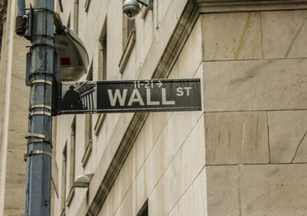 Hedge Funds Abandon Energy Stocks Amid Oil Price Slump