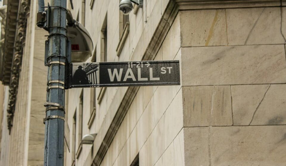 Hedge Funds Abandon Energy Stocks Amid Oil Price Slump
