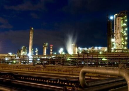 US Crude Oil Inventories See Sharp Drawdown, Bolstering Market Confidence
