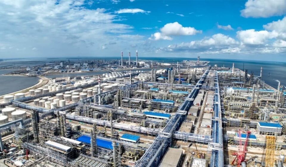 Chinese Oil Refiners Boost Exports as Domestic Demand Disappoints