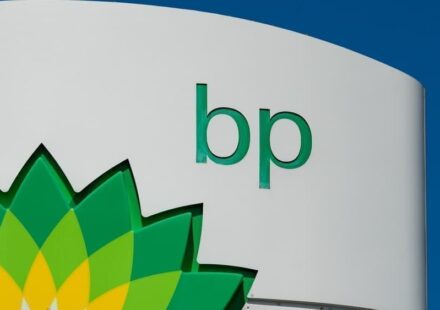 BP Slashes Buybacks as Cash Flow Tumbles