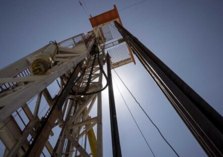 U.S. Oil Output Drops to Lowest Level in 15 Months