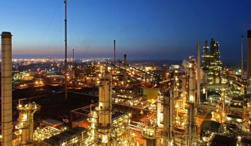 Shell Closes Oil Unit at Singapore Refinery to Investigate Leak