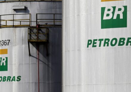 Бразильская Petrobras снижает цены на дизельное топливо и приостанавливает скидки