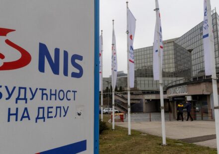 Сербская нефтяная компания NIS, принадлежащая России, получила очередную отсрочку от санкций США