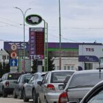 Топливный кризис в России привел к тому, что цены на некоторые топливо превысили 100 рублей.