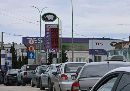 Топливный кризис в России привел к тому, что цены на некоторые топливо превысили 100 рублей.