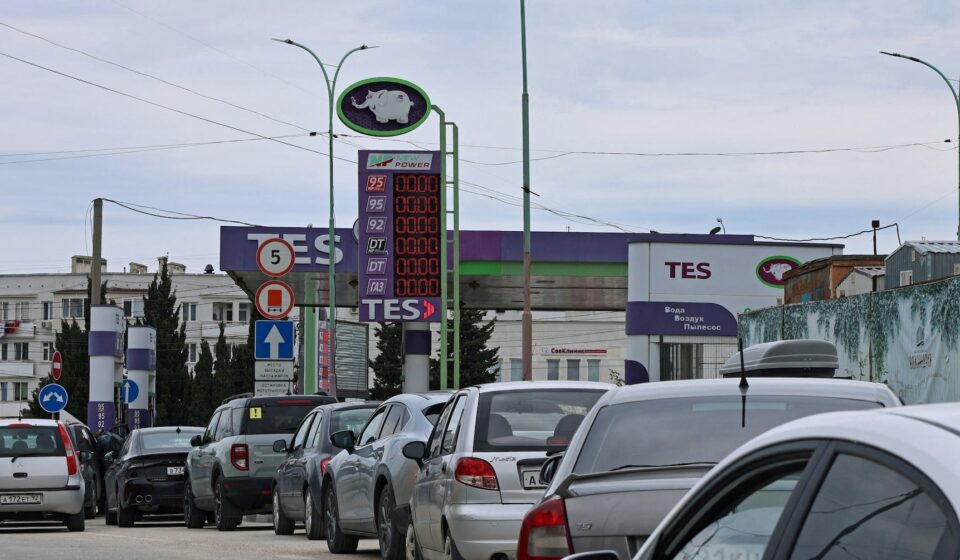 Топливный кризис в России привел к тому, что цены на некоторые топливо превысили 100 рублей.