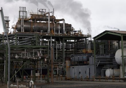 Крупнейший нефтеперерабатывающий завод Нигерии впервые импортирует нефть из ОАЭ, говорят трейдеры