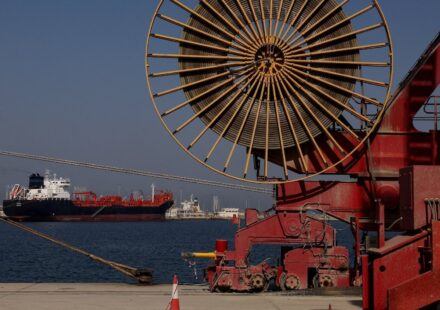 Экспорт нефти из ОАЭ достиг рекордных объемов после выхода из ОПЕК, показывают данные отслеживания судов