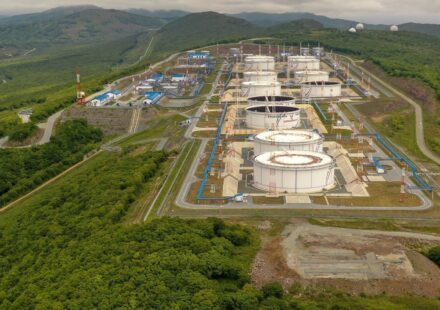 Аналитики снижают прогнозы по нефти, поскольку возобновление работы Ормуза облегчает проблемы с поставками: опрос Reuters