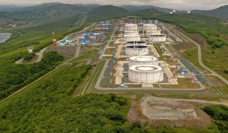 Аналитики снижают прогнозы по нефти, поскольку возобновление работы Ормуза облегчает проблемы с поставками: опрос Reuters