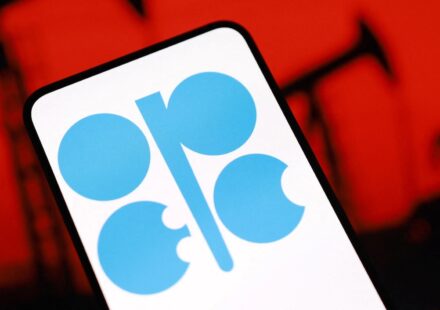 ОПЕК+, вероятно, снова поднимет цели по добыче нефти с августа, сообщают источники