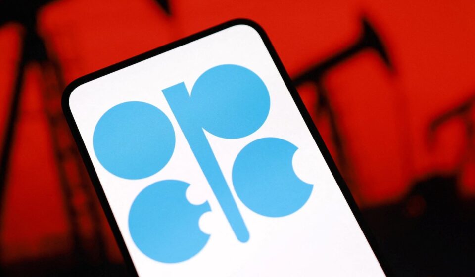 ОПЕК+, вероятно, снова поднимет цели по добыче нефти с августа, сообщают источники