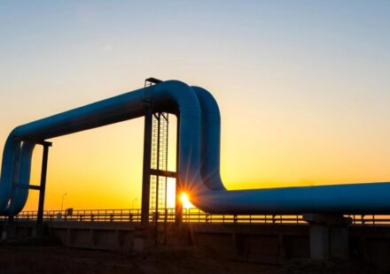 US Crude Oil Inventories Build As Washington Talks Up Potential Peace Deal