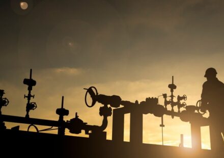 Oil Prices Head for 4% Weekly Gain as U.S.-Iran Deadlock Drags On