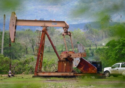 Аналитики повысили прогнозы цен на нефть марок Brent и WTI на 2026 год.