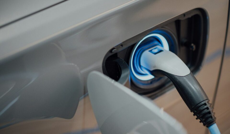 GM to Add Hybrids as U.S. Gasoline Holds Above $4