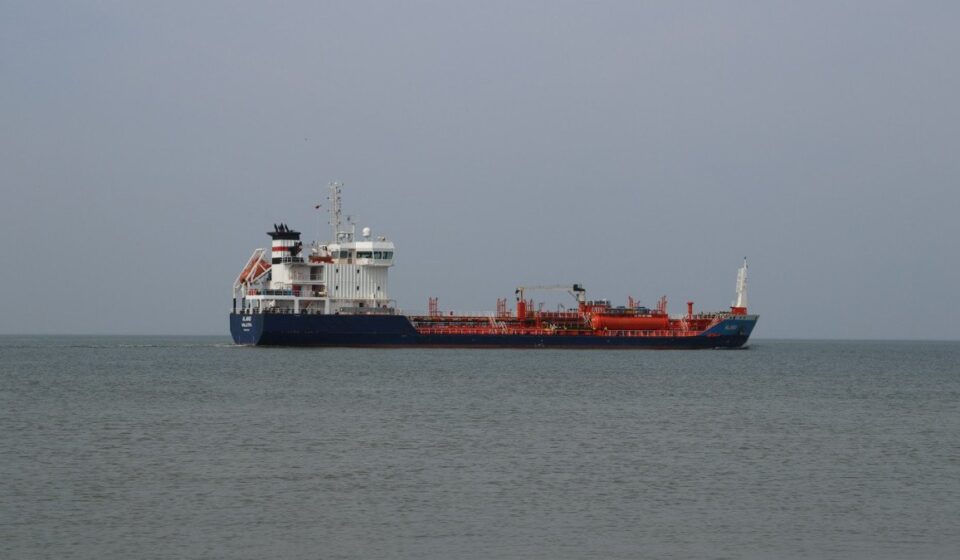 Oil Prices Fall as Reports Say Hormuz Crude Flows Top Pre-War Levels